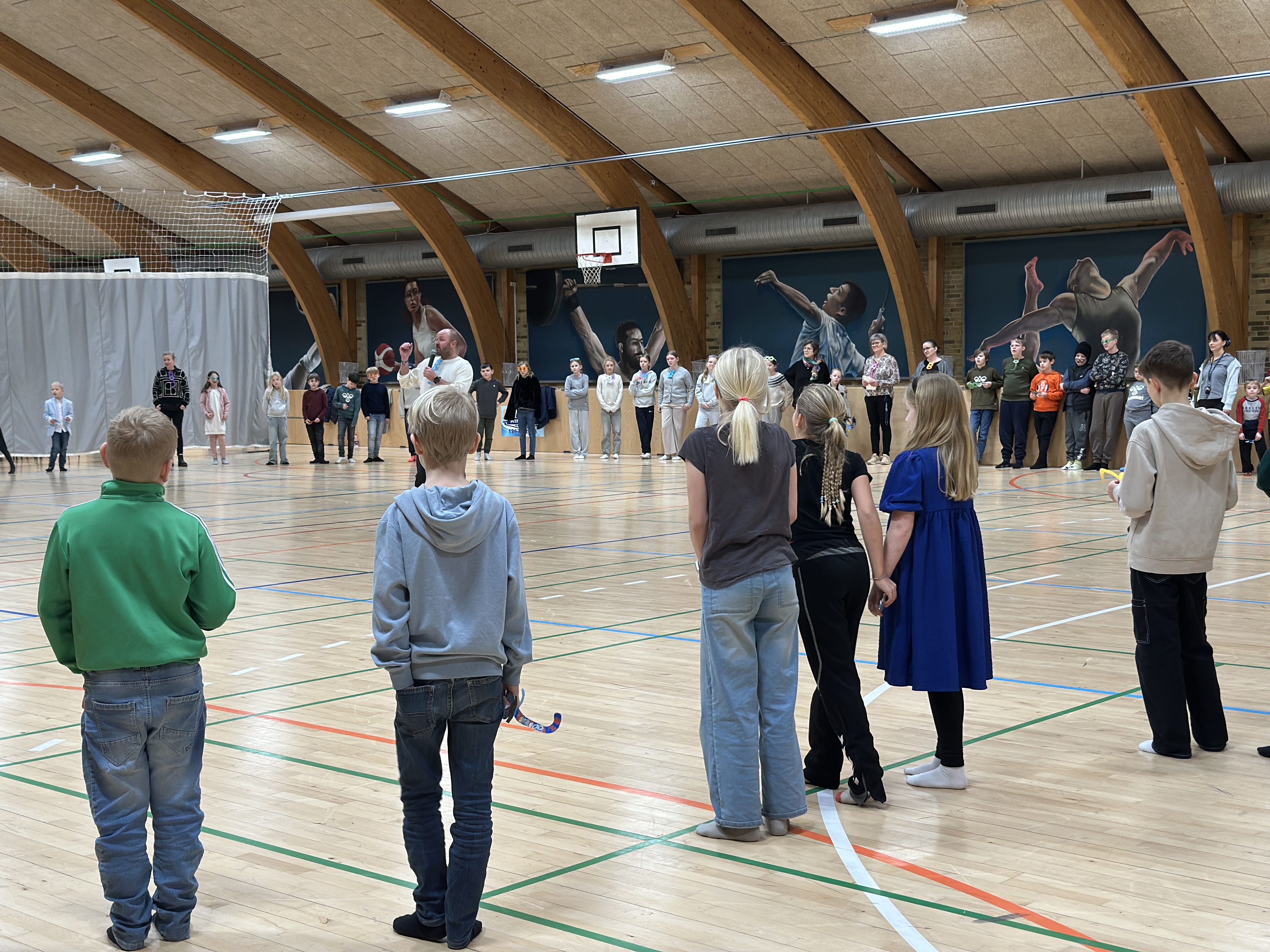 Elever og lærere samlet i gymnastiksal på Bjerregrav Skole