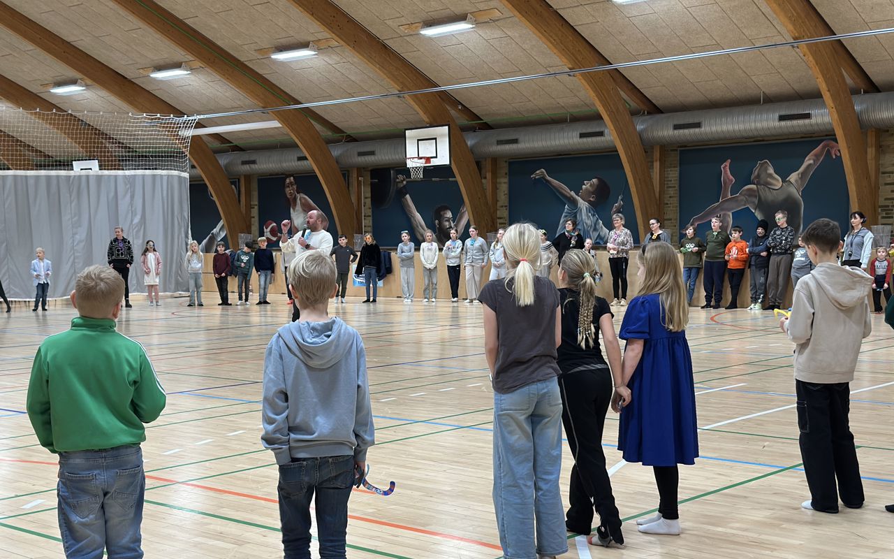 Elever og lærere samlet i gymnastiksal på Bjerregrav Skole