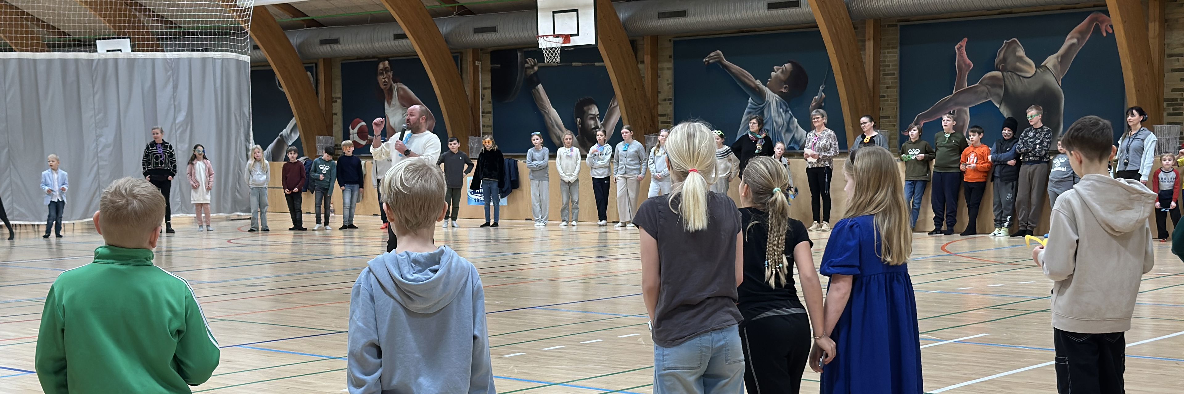 Elever og lærere samlet i gymnastiksal på Bjerregrav Skole