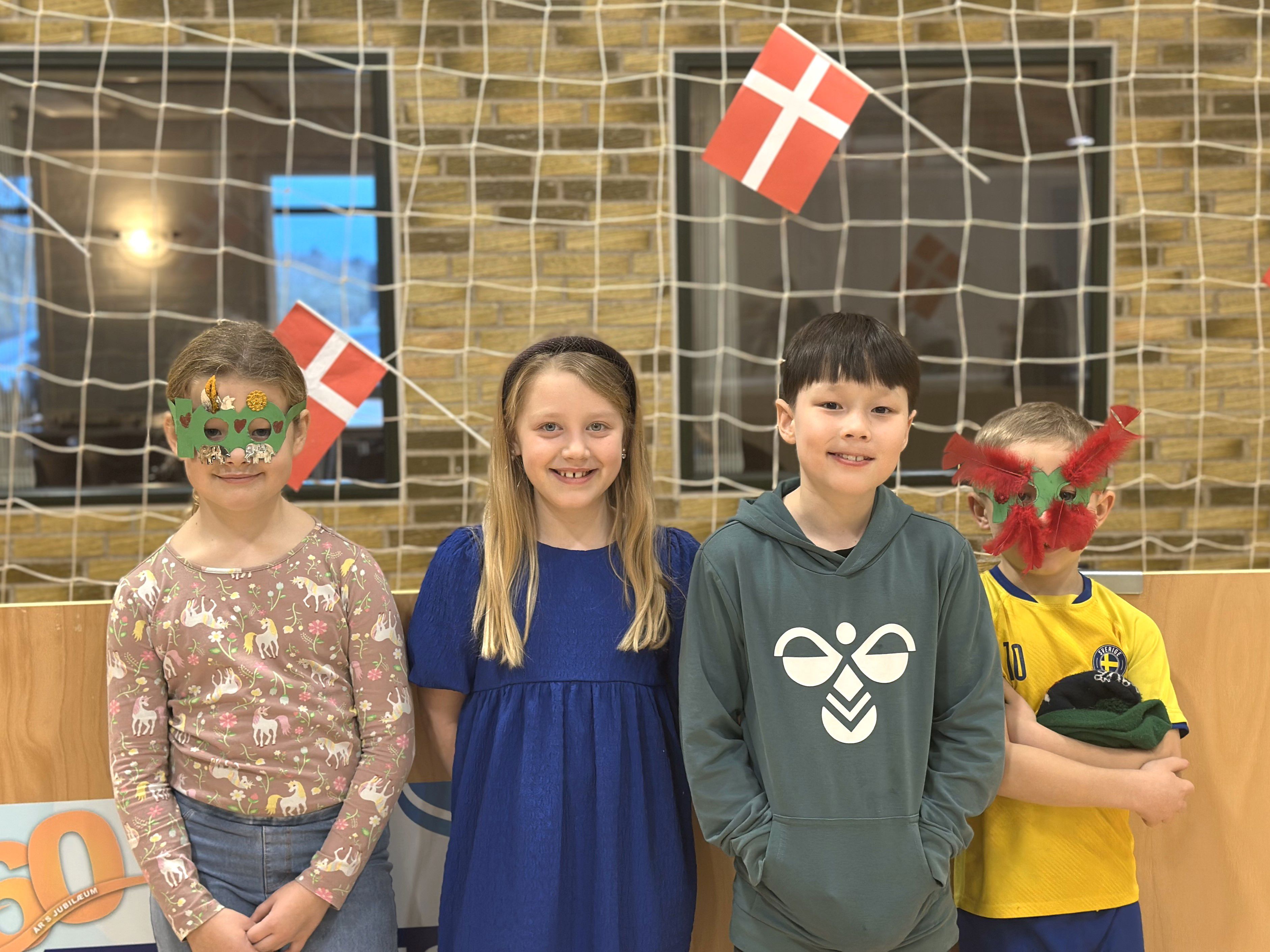 fire elever der står på en række. To har deres 100 dages briller på.